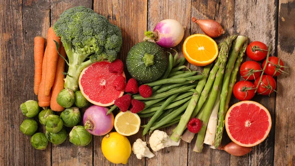 Närbild Färsk Frukt Och Grönsaker Träbord — Stockfoto