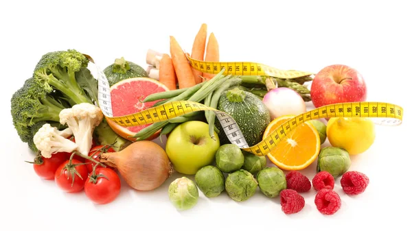 Yakın çekim görünümü taze meyve ve sebze, teyp ölçme
