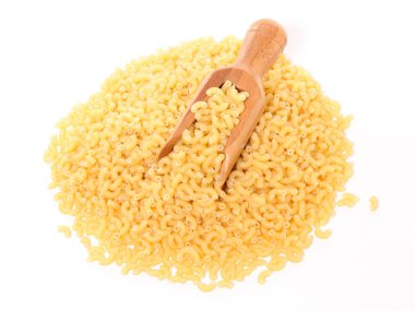 Pişmemiş makarna beyaz arka plan üzerinde izole görünümünü yakın çekim