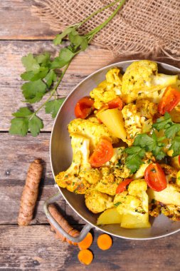 Fırında karnabahar krem ve sebze ile yakın çekim görünümünü ahşap tablo