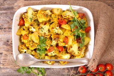 Fırında karnabahar krem ve sebze ile yakın çekim görünümünü ahşap tablo