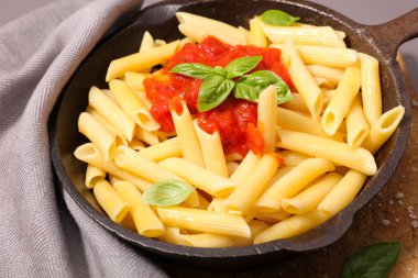 Domates soslu makarna yakın çekim görünümünü ahşap tablo