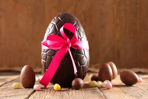 Cokelat Easter Telur Kayu Latar Belakang Top View — Stok Foto