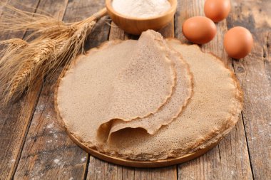 karabuğday krep malzemelerle ahşap tablo