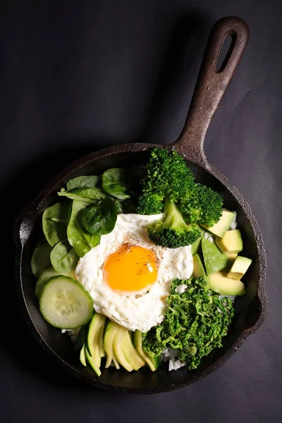 Зелені Овочі Смажене Яйце Сковороді Вид Зверху — стокове фото