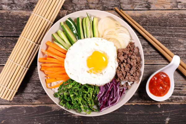 Bibimbap Lemez Fából Készült Asztal Felülnézet Élelmiszer Koreai — Stock Fotó