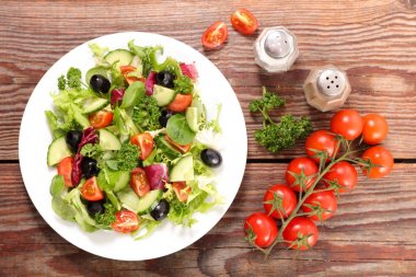 ahşap arka plan üzerinde baharatlar ile karışık sebze salatası