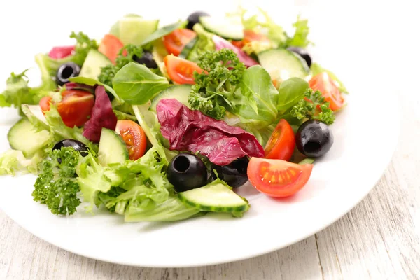 Gemengde Groente Salade Houten Tafel Close — Stockfoto