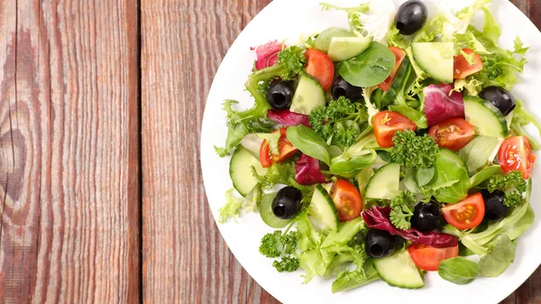 Gemengde Groente Salade Met Specerijen Houten Achtergrond — Stockfoto