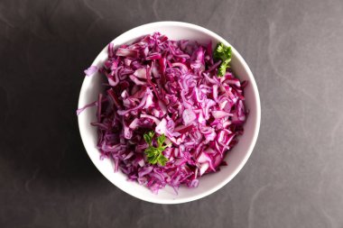 kırmızı lahana salatası beyaz kase