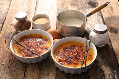 kase krem brulee ahşap zemin üzerine vanilya ile ile 