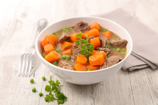 Tigela Com Cenoura Ervilhas Com Carne Mesa Madeira — Fotografia de Stock