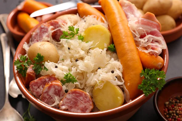 Choucroute Aux Saucisses Dans Bol Marron Sur Une Table Bois — Photo