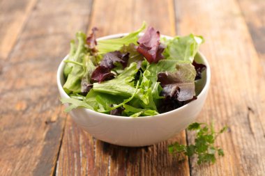 kase taze yeşil marul, yakın çekim  