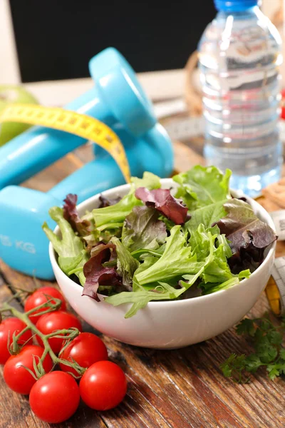 Tigela Com Salada Garrafa Água Com Fita Métrica Halteres Esporte — Fotografia de Stock