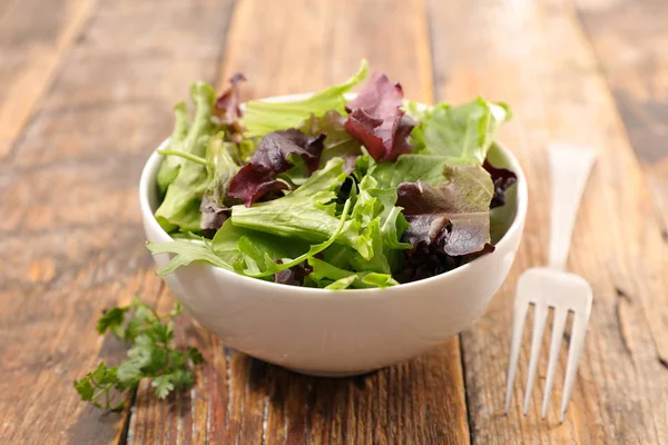 Schüssel Mit Frischem Grünen Salat Nahaufnahme — Stockfoto