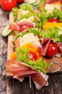 ahşap kesme tahtası üzerinde metal çubukları, taze sandviç ile yakın çekim 