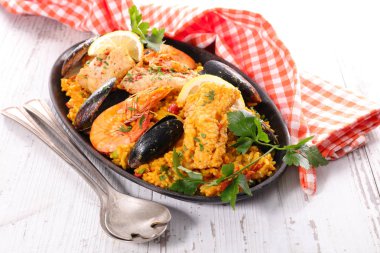 paella balık ve karides ile midye plaka üzerinde 