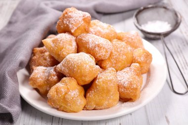 ahşap masa üzerinde şekerli çörek Fransız