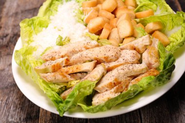 Sezar salatası plaka üzerinde bir tat ile tavuk ve parmesan peyniri ile 