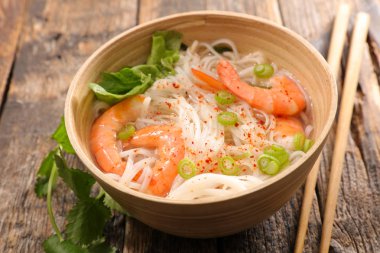 ahşap masa üzerinde karides ile erişte çorbası