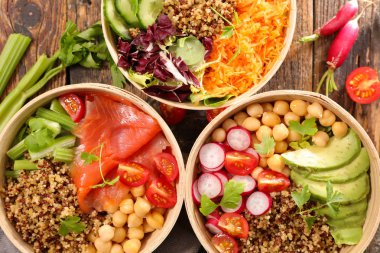 ahşap masa üzerinde çeşitli sağlıklı salata ile kase