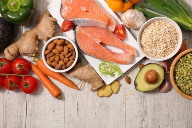 sebze ve tahıl, sağlıklı gıda kavramı ürün yelpazesine somon biftek 