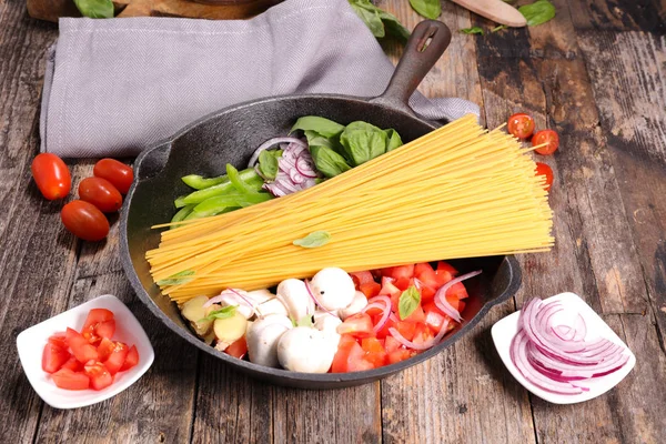 Espaguete Legumes Fatiados Panela Mesa Madeira — Fotografia de Stock