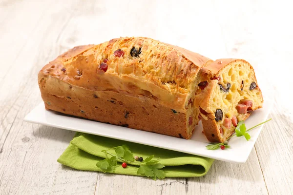 Pão Pão Com Pedaços Azeitona Presunto Prato Branco — Fotografia de Stock