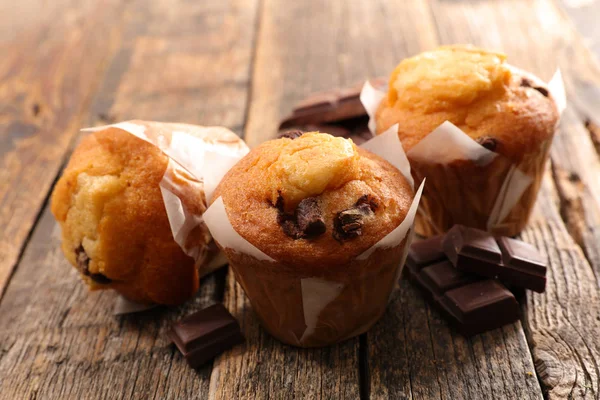 Muffins Mit Schokoladenstücken Auf Holztisch — Stockfoto