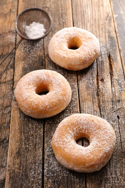 Saborosos Donuts Com Açúcar Fundo Madeira — Fotografia de Stock