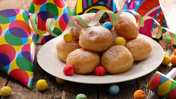 Donuts Mit Karnevalsdekoration Auf Holz Hintergrund — Stockfoto