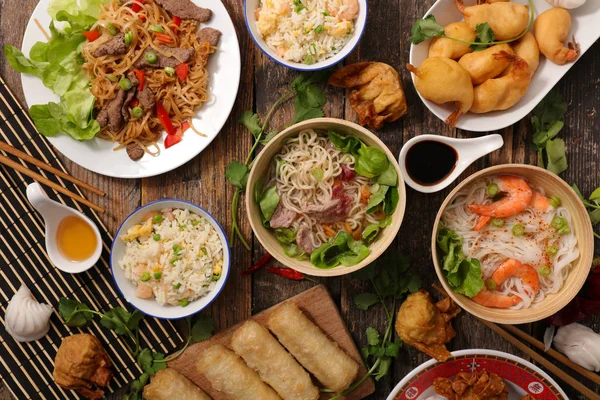 Schalen Mit Verschiedenen Asiatischen Gerichten Auf Holztisch — Stockfoto