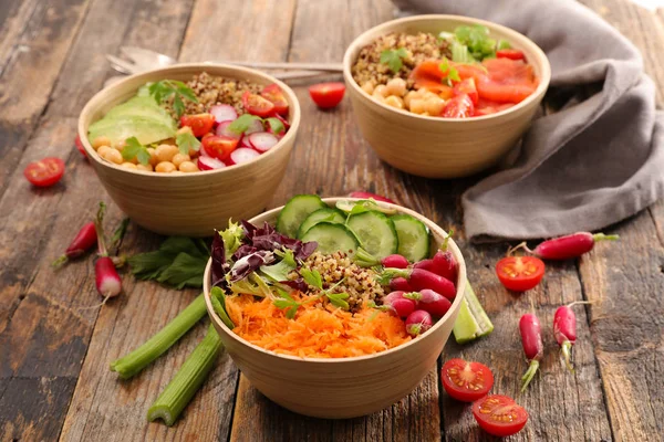 Tigelas Com Saladas Saudáveis Sortidas Mesa Madeira — Fotografia de Stock