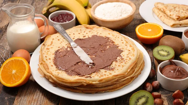 Vit Platta Med Crepes Och Sortiment Frukter Träbord — Stockfoto