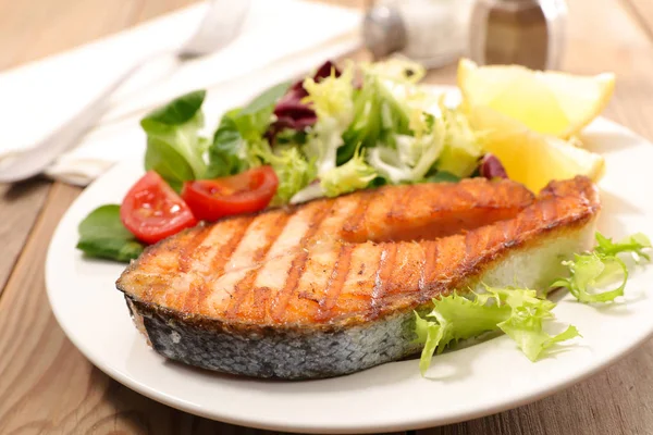 Lachssteak Und Salat Auf Weißem Teller — Stockfoto