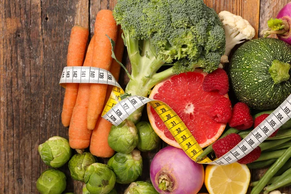 Pila Verduras Con Cinta Métrica Concepto Alimentos Saludables —  Fotos de Stock