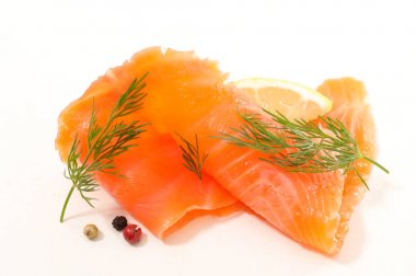 füme somon ve beyaz arka plan üzerinde izole dereotu 