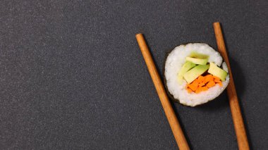 suşi gri arka plan üzerinde yemek çubukları ile yakın çekim   