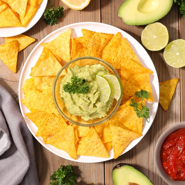 Plato Blanco Con Chips Tortilla Mesa Madera —  Fotos de Stock