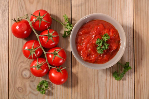 Tomates Con Tazón Salsa Tomate Sobre Fondo Madera — Foto de Stock