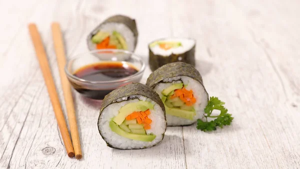 Sushi Med Pinnar Och Skål Med Sojasås Träbord — Stockfoto