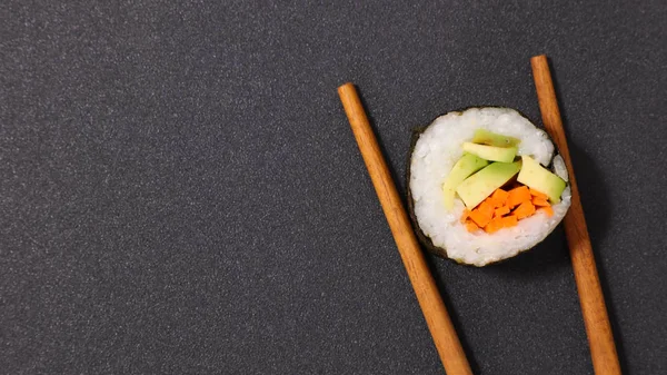 Sushi Med Pinnar Grå Bakgrund Närbild — Stockfoto