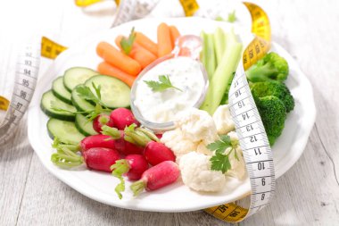 sağlıklı vejetaryen meze ile plaka ve ahşap masa kasette ölçme, diyet kavramı 