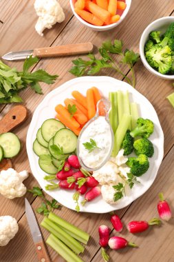 ahşap masa, diyet kavramı üzerinde sağlıklı vejetaryen meze plakalı 