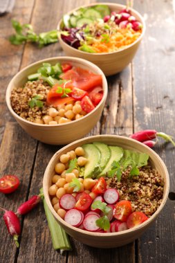 vegan topluluğu ahşap masa üzerinde kaseler 