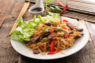 kızartılmış sığır eti beyaz tabakta noodles yakın çekim   