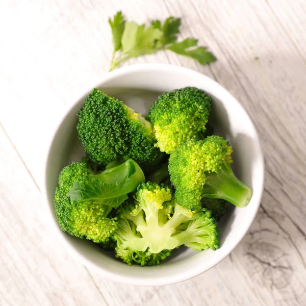 Witte Kom Met Broccoli Houten Tafel — Stockfoto