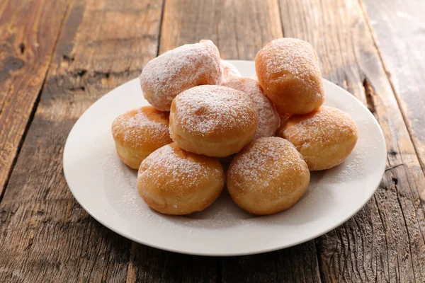 Leckere Donuts Mit Zucker Auf Weißem Teller — Stockfoto