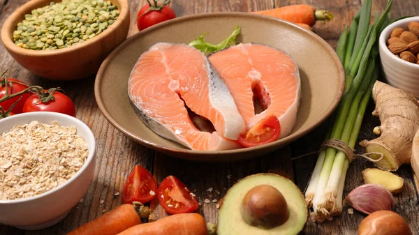 Filetes Salmón Con Surtido Verduras Cereales Concepto Alimentos Saludables —  Fotos de Stock